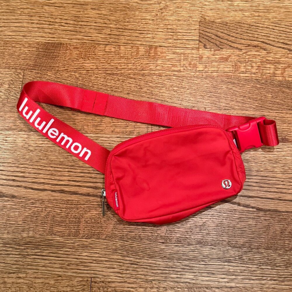 lululemon Everywhere Belt Bag Wordmark Red (Educator Exclusive)